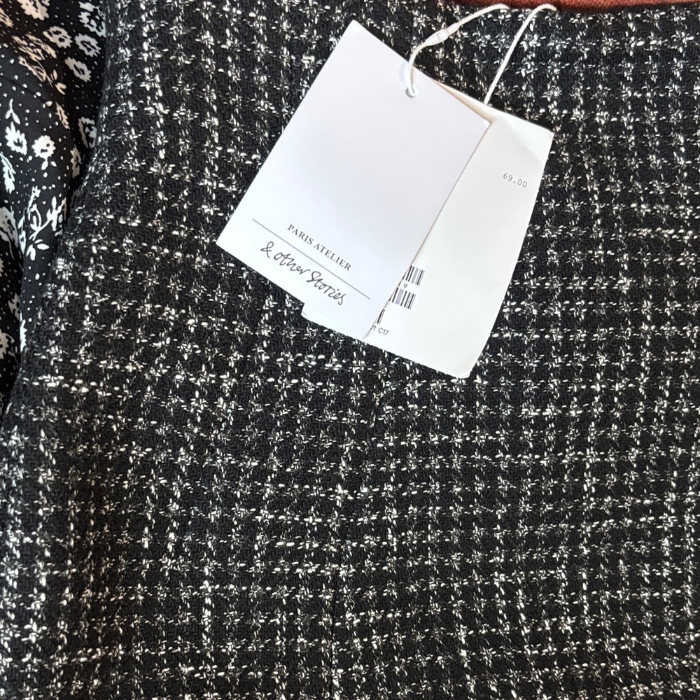 Paris Atelier & Other Stories Monochrome Tweed skirt.
Great piece Winter outfit.
